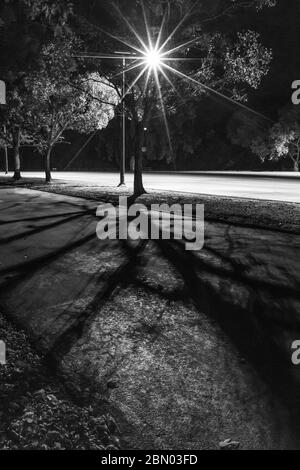 Parcheggio desolato e solitario di notte nella zona ricreativa del fiume Colusa-Sacramento, Colusa, California, USA Foto Stock