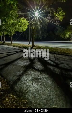 Parcheggio desolato e solitario di notte nella zona ricreativa del fiume Colusa-Sacramento, Colusa, California, USA Foto Stock