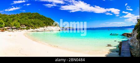 Vacanze in Grecia. Una delle migliori spiagge delle isole IONIE - Vrika ad Antipaxos con sabbia bianca e mare turchese Foto Stock