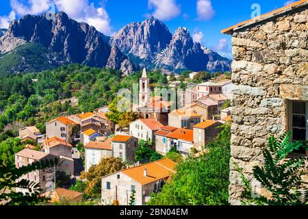 Evisa - piccolo pittoresco villaggio di montagna in splendide montagne dell'isola di Corsica, Francia. Foto Stock