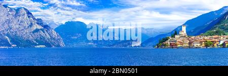 Il Lago di Garda è uno dei laghi più famosi e belli d'Italia. Vista del villaggio di Malcesine. Foto Stock