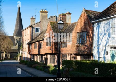 Una vista da 'i Minstrels' sud lungo la Causeway per la chiesa di St Mary, Horsham, West Sussex, Regno Unito Foto Stock