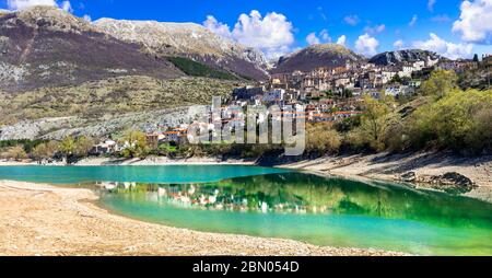 Italia natura. Bellissimo lago smeraldo in Abruzzo montagne e pittoresco villaggio. Lago di Barrea Foto Stock