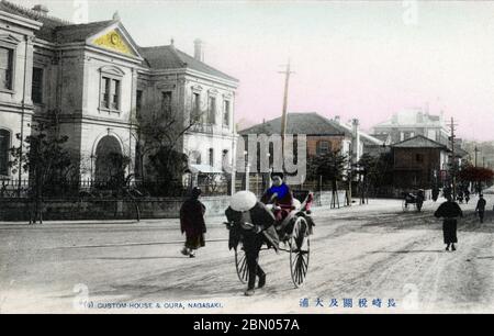 [ 1910 Giappone - Nagasaki Custom House ] - UN risciò passa davanti alla Nagasaki Custom House (長崎税関) a Umegasaki (梅香崎), nell'insediamento straniero Oura di Nagasaki (大浦居留地), tra il 1907 (Meiji 40) e il 1918 (Taisho 7). L'edificio fu completato nel 1890 (Meiji 23). La Custom House fu spostata in un nuovo edificio nel 1928 (Showa 3). cartolina vintage del xx secolo. Foto Stock