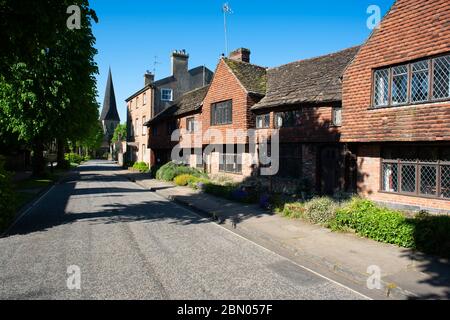 Una vista grandangolare da 'i Minstrels' a sud lungo la Causeway fino alla chiesa di St Mary, Horsham, West Sussex, UK Foto Stock