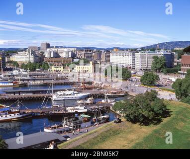 Vista del porto di Oslo e del lungomare dalla Fortezza di Akershus, Oslo, Regno di Norvegia Foto Stock