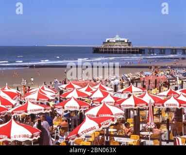 Ristoranti e molo sulla spiaggia, Blankenberge Beach, Blankenberge, provincia delle Fiandre Occidentali, Regione Fiamminga, Belgio Foto Stock