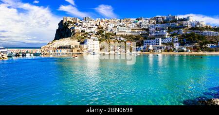 Bellissima città bianca sulla roccia e tradizionale villaggio costiero - Peschici in Puglia, Italia. Vacanze estive in Italia Foto Stock