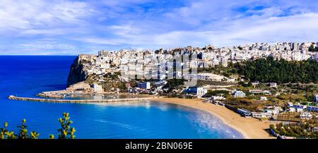 Tradizionale villaggio bianco costiero - Peschici in Puglia, Italia. Parco Nazionale del Gargano. Vacanze estive in Italia Foto Stock