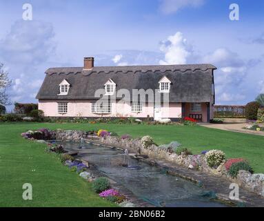 Cottage con tetto di paglia, Chevington, Suffolk, Inghilterra, Regno Unito Foto Stock