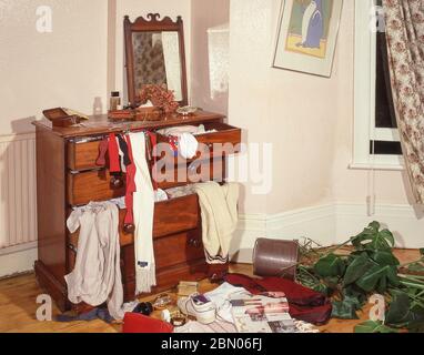 Camera da letto schiacciato dopo casa di furto, Highgate, Londra Borough of Haringey, Greater London, England, United Kingdom Foto Stock