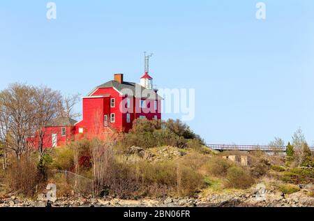 Faro rosso sulla riva del lago Superior. Lo storico faro di Marquette Harbor a Marquette, nell'Alto Michigan. Spazio per copia se necessario. Foto Stock