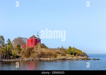 Faro rosso sulla riva del lago Superior. Lo storico faro di Marquette Harbor a Marquette, nell'Alto Michigan. Spazio per copia se necessario. Foto Stock