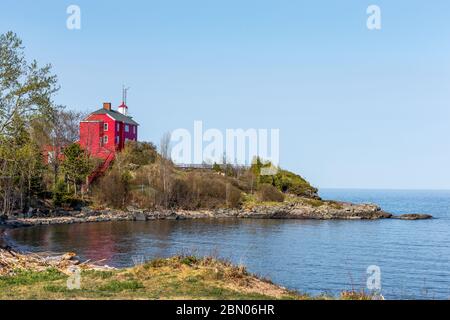 Faro rosso sulla riva del lago Superior. Lo storico faro di Marquette Harbor a Marquette, nell'Alto Michigan. Spazio per copia se necessario. Foto Stock