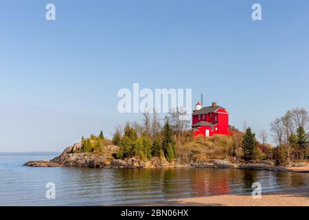 Faro rosso sulla riva del lago Superior. Lo storico faro di Marquette Harbor a Marquette, nell'Alto Michigan. Spazio per copia se necessario. Foto Stock