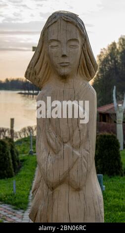 AGLONA, LETTONIA – 3 MAGGIO 2020: Cristo il Parco delle sculture di collina del Re nell'Aglona, Lettonia un bellissimo Parco naturale fatto di sculture in legno in onore di Foto Stock