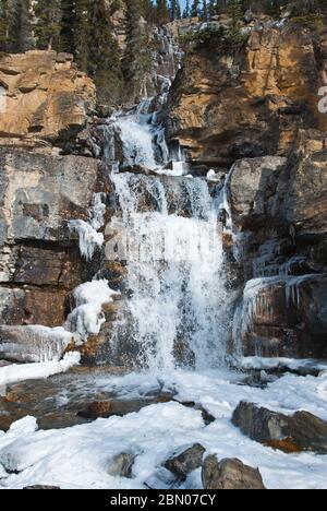 Tangle Falls, una cascata nel Jasper National Park Alberta Canada, lungo l'Icefields Parkway, dopo una nevicata autunnale. Foto Stock