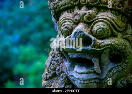 La statua balinese sorveglia l'ingresso al castello di Glenveagh nella contea di Donegal, Irlanda Foto Stock