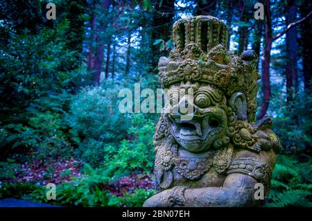 La statua balinese sorveglia l'ingresso al castello di Glenveagh nella contea di Donegal, Irlanda Foto Stock