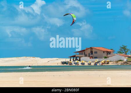 Kite surf alla foce del fiume ceara-mirim nel villaggio di Genipabu, Extremoz, vicino Natal, Rio Grande do Norte, Brasile. Foto Stock