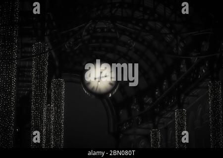 Orologio appeso astratto e illuminazione sotto arco con vecchio stile gli anni '30 si sentono in bianco e nero Foto Stock
