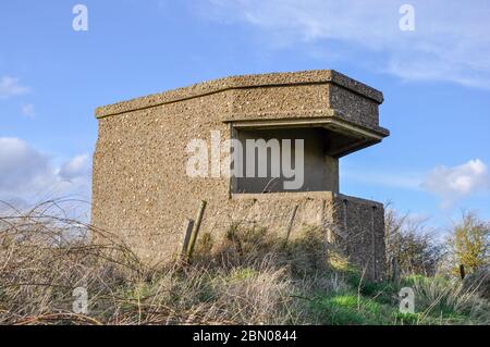 WW2 Military pillola scatola di combustibile scarico sul muro di mare a Freiston Shore Nature Reserve, Boston, Lincolnshire Foto Stock