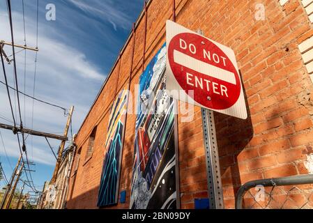 Mostra d'arte pubblica sul lato di un edificio storico nel centro di Bend, Oregon Foto Stock