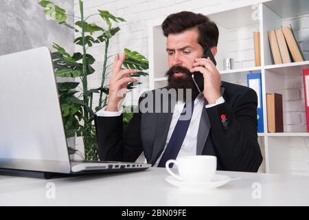 Negoziazioni di chiamate mobili. Reparto logistica. Soluzione di crisi. Gestione delle crisi. Concetto di crisi. Comunicazione con i client. Organizzare materiali e merci di fornitura. Conversazione telefonica uomo d'affari. Foto Stock