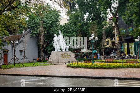 Il monumento dei Martiri, un monumento patriottico della guerra del Vietnam, vicino al lago Hoan Kiem, nel centro di Hanoi, nel nord del Vietnam, nel sud-est asiatico Foto Stock