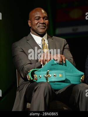 Hollywood, Stati Uniti d'America. 12 dicembre 2016. HOLLYWOOD, FL - DICEMBRE 12: Evander Holyfield partecipa alla 54ma Convention annuale WBC al Diplomat Resort & Spa Hollywood, Curio Collection by Hilton il 12 Dicembre 2016 a Hollywood, Florida. People: Evander Holyfield Credit: Storms Media Group/Alamy Live News Foto Stock