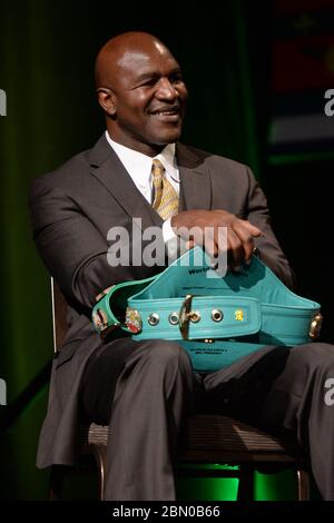 Hollywood, Stati Uniti d'America. 12 dicembre 2016. HOLLYWOOD, FL - DICEMBRE 12: Evander Holyfield partecipa alla 54ma Convention annuale WBC al Diplomat Resort & Spa Hollywood, Curio Collection by Hilton il 12 Dicembre 2016 a Hollywood, Florida. People: Evander Holyfield Credit: Storms Media Group/Alamy Live News Foto Stock