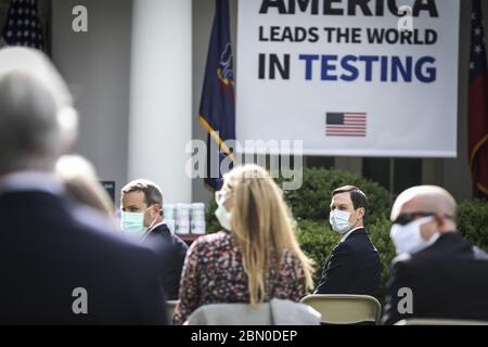 Washington, Stati Uniti. 11 maggio 2020. Il consigliere della Casa Bianca Jared Kushner ascolta il presidente Donald Trump parlare del coronavirus durante un briefing stampa nel Rose Garden della Casa Bianca lunedì 11 maggio 2020 a Washington, DC. La maggior parte del personale della Casa Bianca sarà tenuta a indossare maschere facciali nell'ala ovest della Casa Bianca secondo le nuove linee guida. Foto di Oliver Contreras/UPI Credit: UPI/Alamy Live News Foto Stock