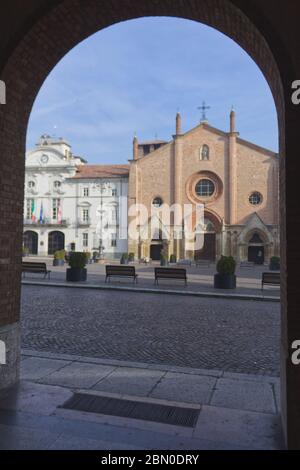 Asti, Italia - 2020 gennaio: La chiesa situata nella piazza centrale Foto Stock