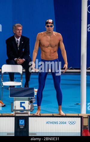 Pieter van den Hoogenband (NED) vince la medaglia d'oro nelle finali freestyle da 100 metri maschili ai Giochi Olimpici estivi di Atene del 2004. Foto Stock