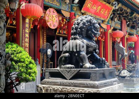 Hong Kong Cina - primo piano scultura di bronzo Lion Guardian al tempio Sik Sik Yuen Wong Tai Sin Foto Stock