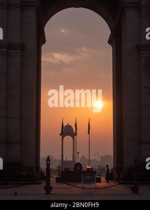 colpo di sole e baldacchino dietro il cancello dell'india all'alba a nuova delhi Foto Stock