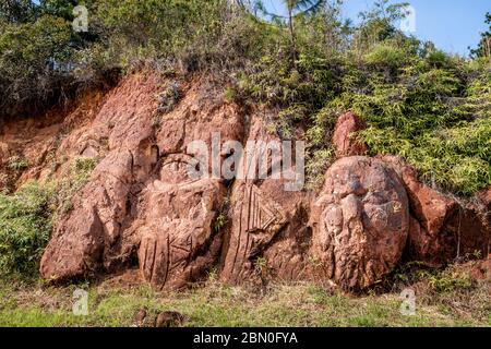 Sculture bassorilievo raffigurante lo stile di vita indigeno Inca e Indiano nella montagna di Cali, Colombia Foto Stock