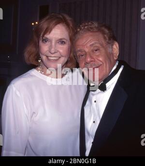 11 maggio 2020 - il veterano della commedia Jerry Stiller è morto all'età di 92 anni. Jerry Stiller era conosciuto per il suo ruolo di Frank Costanza nello show 'Seinfeld' e più tardi, come Arthur Spooner nella sitcom, ''il re delle regine.''.Stiller aveva perso la moglie, Anne Meara, nel 2015. File photo:FILE PHOTO: Anne Meara & Jerry Stiller partecipa al MTC Spring Gala all'Hilton Hotelon 5/15/1995 a New York City. (Immagine di credito: © Mcbride/AdMedia via ZUMA Wire) Foto Stock