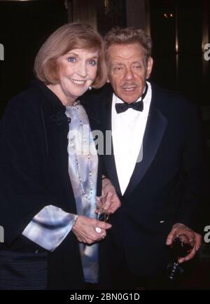 11 maggio 2020 - il veterano della commedia Jerry Stiller è morto all'età di 92 anni. Jerry Stiller era conosciuto per il suo ruolo di Frank Costanza nello show 'Seinfeld' e più tardi, come Arthur Spooner nella sitcom, ''il re delle regine.''.Stiller aveva perso la moglie, Anne Meara, nel 2015. File photo:FILE PHOTO: Anne Meara e Jerry Stiller partecipare 'A Broadway frolic' UN vantaggio per il National Actors Theatre presso il Plaza Hotel il 10/19/1998 a New York City. (Immagine di credito: © Mcbride/AdMedia via ZUMA Wire) Foto Stock