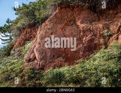 Sculture bassorilievo raffigurante lo stile di vita indigeno Inca e Indiano nella montagna di Cali, Colombia Foto Stock