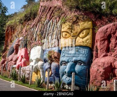 Sculture bassorilievo raffigurante lo stile di vita indigeno Inca e Indiano nella montagna di Cali, Colombia Foto Stock