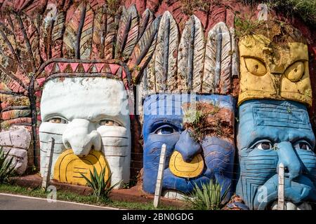 Sculture bassorilievo raffigurante lo stile di vita indigeno Inca e Indiano nella montagna di Cali, Colombia Foto Stock