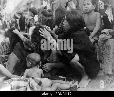 [ 1945 Giappone - WWII Internment Camp, Saipan ] - donne giapponesi che si delusavano a vicenda al WWII Susupe Internment Camp (ススッペキャンプ) a Saipan, ca. 1945 (Showa 20). Il campo fu aperto nel 1944 (Showa 19) per ospitare 13.000 civili giapponesi e 5.000 Chamorros, Kakanas e coreani. Fu chiuso il 4 luglio 1946 (Showa 21). La cattura statunitense delle Marianne Settentrionali nel luglio 1944 ha portato alla prima occupazione statunitense del territorio giapponese. stampa in argento gelatina del xx secolo. Foto Stock