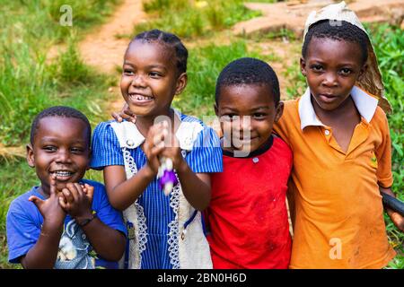 Ridendo, felici i bambini di Kendwa, Zanzibar, Tanzania Foto Stock