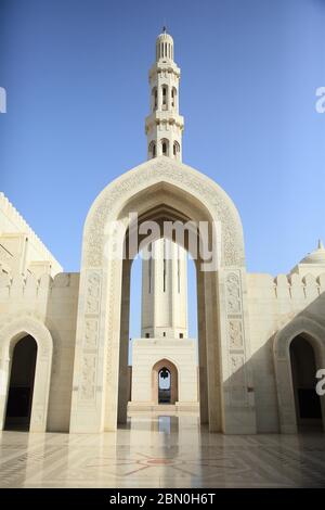 Grande Moschea del Sultano Qabus, vista dall'ingresso principale al minareto, Muscat, Oman Foto Stock