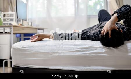 Disoccupazione e problemi di salute mentale. Disturbo da stress post-traumatico (PTSD). Rassegnazione e stressante. Perdita di posti di lavoro del virus Corona in Asia. pr. Economica Foto Stock