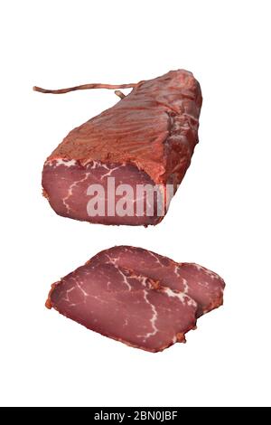 Pancetta turca, pastrami (kayseri pastirma) isolato su sfondo bianco. Foto Stock