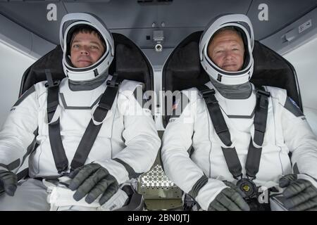SpaceX, astronauti della NASA che lavorano Bob Behnken (a sinistra) e Doug Hurley, ha completato con successo un test completamente integrato dell'hardware di volo critico di Crew Dragon il 30 marzo 2020, presso uno stabilimento di elaborazione SpaceX sulla Stazione dell'Aeronautica militare di Cape Canaveral in Florida. SpaceX e NASA sono destinati al lancio di Falcon 27 maggio della seconda missione dimostrativa di Crew Dragon (Demo-2) dallo storico Launch Complex 39A presso il Kennedy Space Center della NASA in Florida, come parte del Commercial Crew Program della NASA. Behnken e Hurley saranno i primi due astronauti della NASA a volare a bordo della navicella spaziale Dragon da e verso l'interno Foto Stock