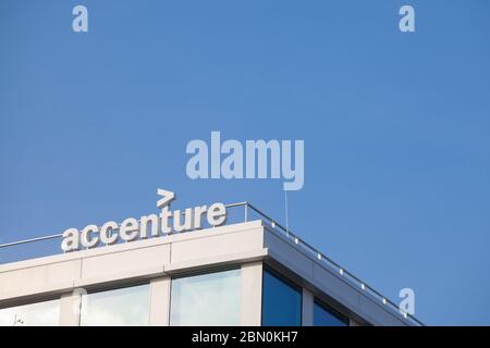 PRAGA, REPUBBLICA CECA - 31 OTTOBRE 2019: Logo Accenture davanti al proprio ufficio di Praga. Accenture è un'azienda irlandese che si occupa di servizi professionali, reclutamento, contro Foto Stock