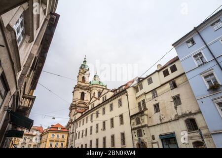 Chiesa di San Nicola, chiamata anche Kostel Svateho Mikulase, a Praga, Repubblica Ceca, con la sua cupola vista da via Karmelitska, nel Mala Strana Dis Foto Stock